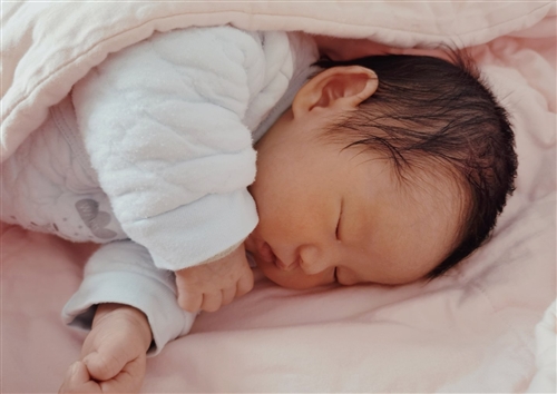 孩子不睡觉发朋友圈的说说(精选24句)