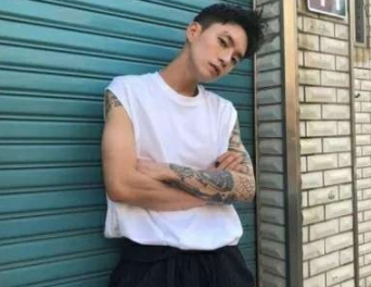 男生朋友圈说说霸气伤感 别以为说对不起就能换(精选20句)