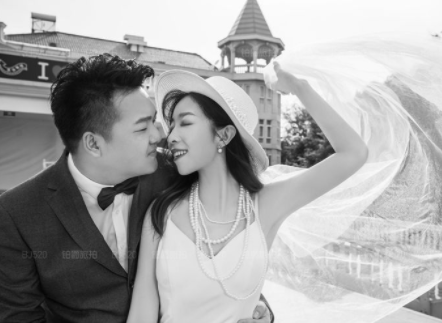 晒婚纱照的朋友圈怎么发 婚纱照文案短句干净(精选24句)