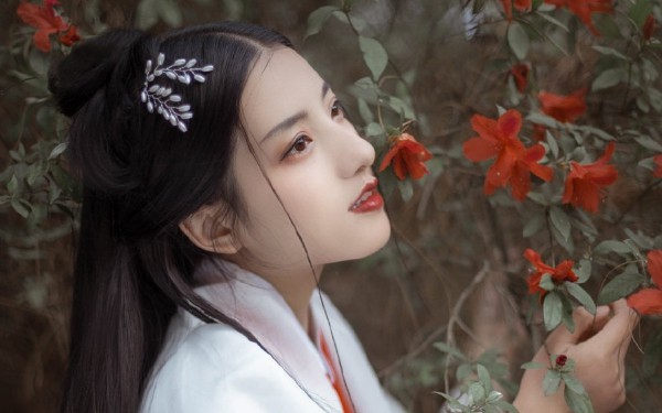 除了自己没人会心疼你的语录句子 女人对自己好点总没错