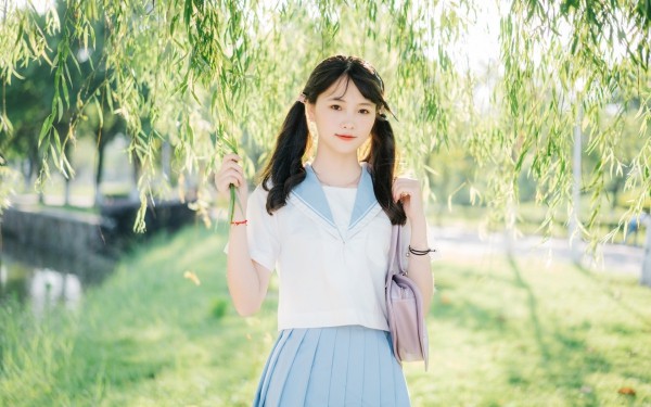 关于一个女人不容易的短句
