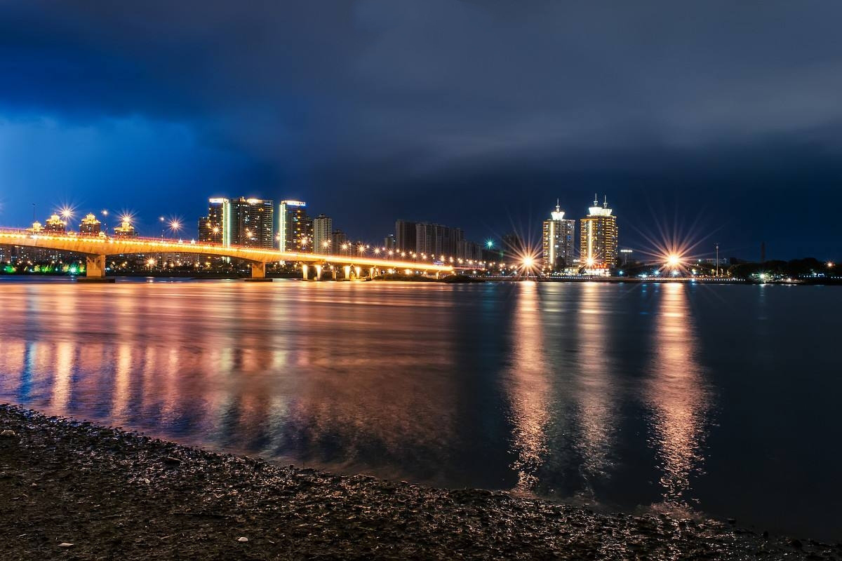 城市是搁浅的船，雨水拍打夜归人的脚步