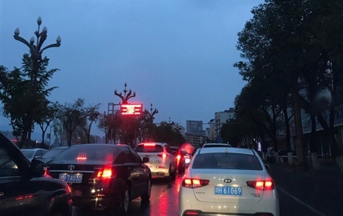 为了生活每天早出晚归的说说21句