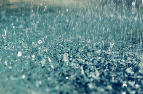 碎雨溅花，残梦惊鸿