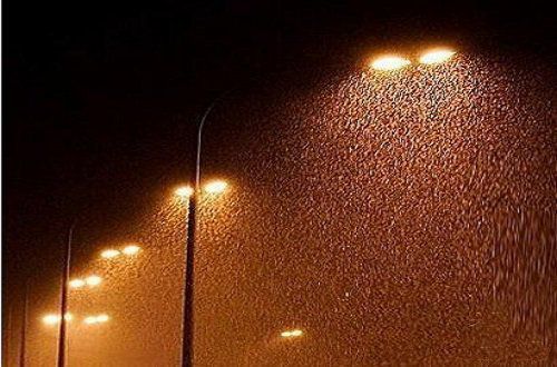 路灯下的雨