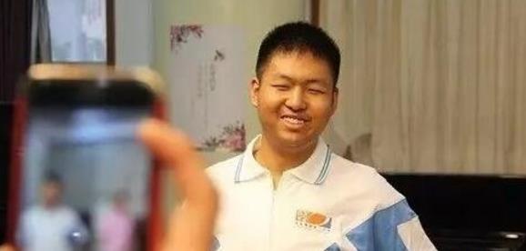 关于2017年高考状元的励志故事，重庆陕西高考状元励志故事