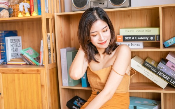 女生纠结的心情 我想有人陪我闹而不是让我停下来.