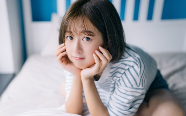 女生纠结的心情 我想有人陪我闹而不是让我停下来.