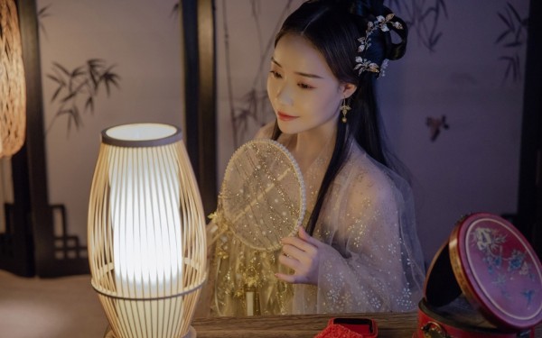 生活的qq语录大全 左手握着幸福，右手握着回忆，花开不败……