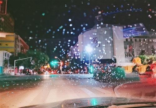 适合男人下雨天发的朋友圈说说42句