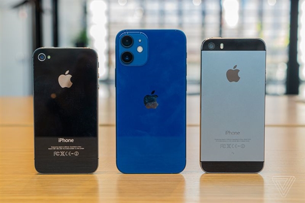 iPhone 12 mini、12 Pro Max真机对比图赏：尺寸直观感受下