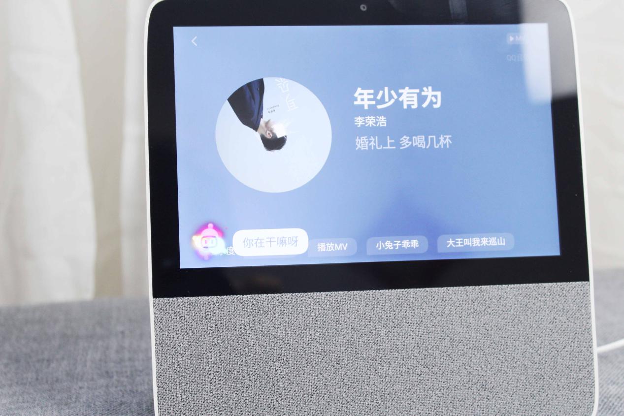 小度在家智能屏X8评测：满满黑科技加持，还能看你眼色行事
