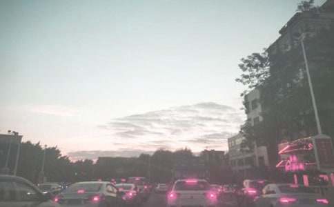 手动挡车堵车驾驶技巧