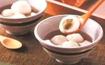 《纸浆彩色汤圆》小班教案