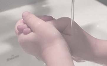 让宝宝自觉在饭前便后洗手的方法
