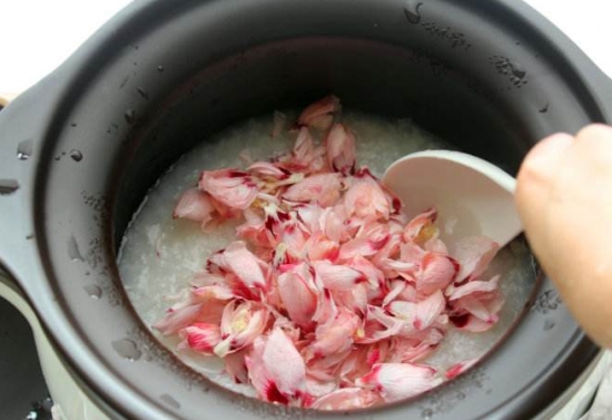 桃花粥的做法