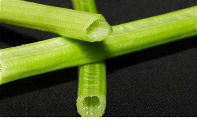 秋冬温室芹菜空心是什么原因