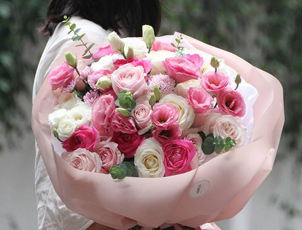 粉红色玫瑰花束