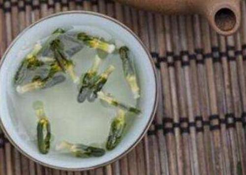 莲子心泡水喝的功效与作用