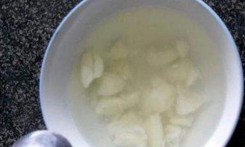 开水泡大蒜有什么功效 生大蒜泡开水喝的效果