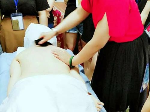 女?€背部刮痧的好???