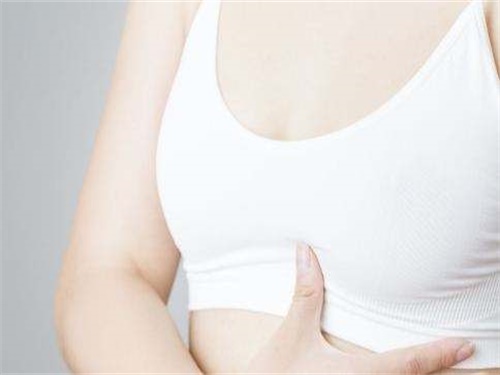 断奶期间乳房有硬块?€么办