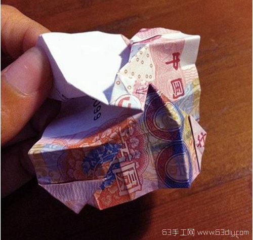 如何用钞票折花 一百元折玫瑰花教程