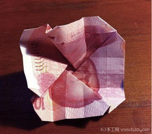 如何用钞票折花 一百元折玫瑰花教程