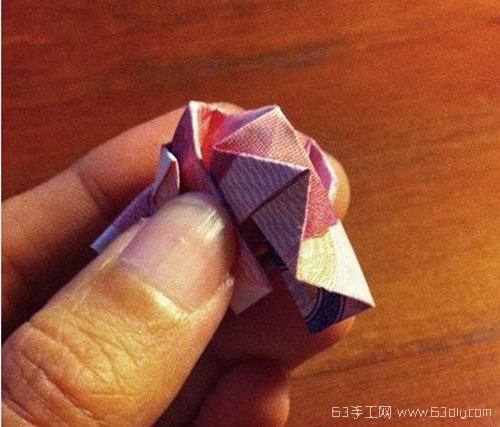 如何用钞票折花 一百元折玫瑰花教程