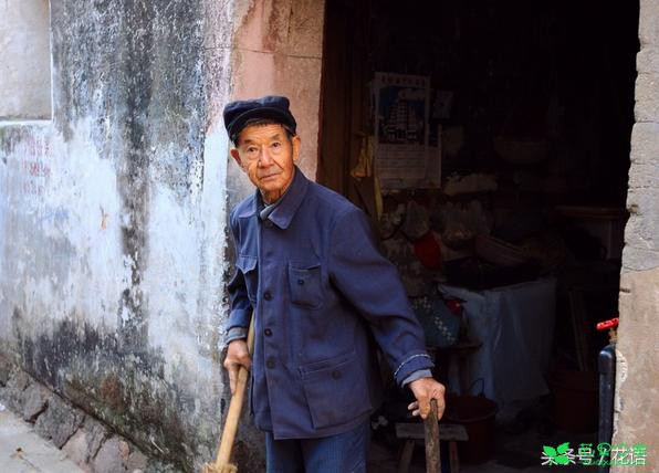 三个儿子不孝顺，老人出外乞讨，儿媳们突然抢着孝敬公公，何故？ 。。。