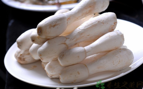 腊肠炒鸡腿菇