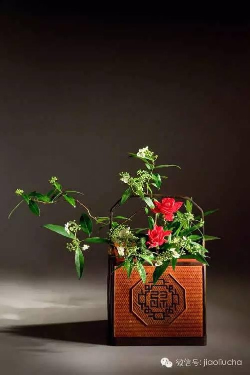 以蓝为花器插花欣赏