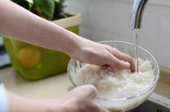 淘米水直接浇花了怎么补救(淘米水放几天浇花最好)