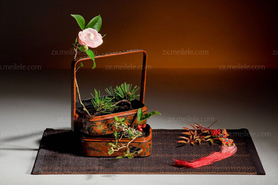 结语：插花艺术是一门非常神秘和高雅的花卉艺术，它吸引着人们，而且在未来的日子里，这种艺术会发展的更好，更多的人都会投身于这门艺术当中来。