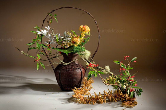 结语：插花艺术是一门非常神秘和高雅的花卉艺术，它吸引着人们，而且在未来的日子里，这种艺术会发展的更好，更多的人都会投身于这门艺术当中来。