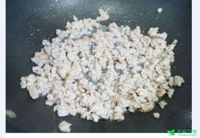 茄子怎么吃？还凉拌呢，至心不如如许做，一菜两吃就是如许 。。。