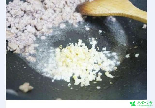茄子怎么吃？还凉拌呢，至心不如如许做，一菜两吃就是如许 。。。