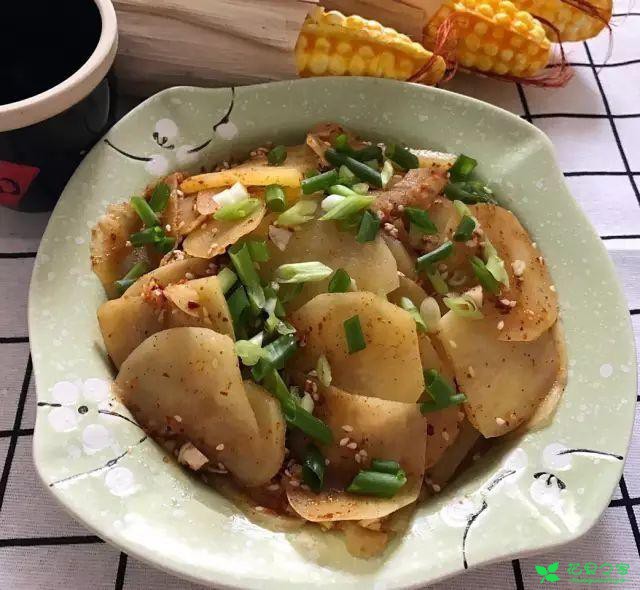 土豆片这么做，香辣适口，超下饭不说，老公孩子抢着吃 。。。