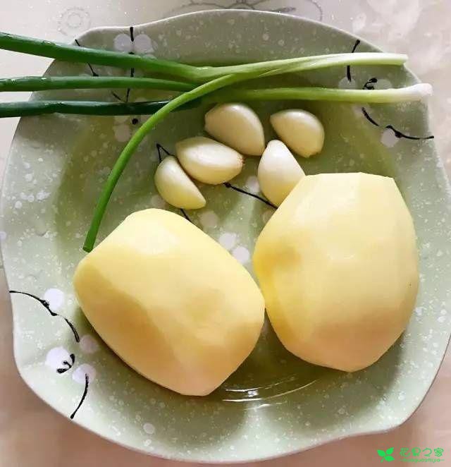 土豆片这么做，香辣适口，超下饭不说，老公孩子抢着吃 。。。