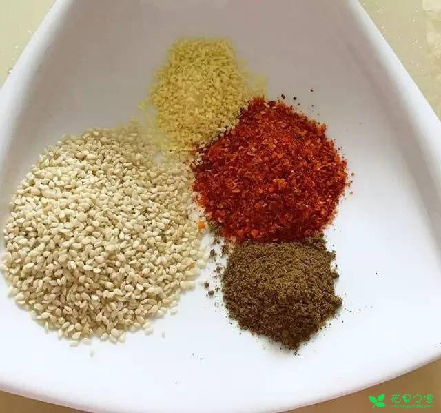 土豆片这么做，香辣适口，超下饭不说，老公孩子抢着吃 。。。