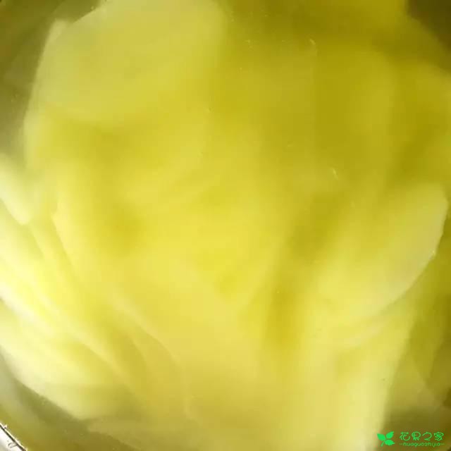 土豆片这么做，香辣适口，超下饭不说，老公孩子抢着吃 。。。