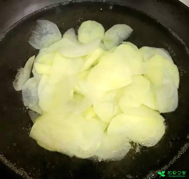 土豆片这么做，香辣适口，超下饭不说，老公孩子抢着吃 。。。