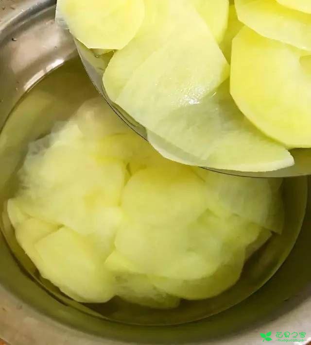 土豆片这么做，香辣适口，超下饭不说，老公孩子抢着吃 。。。