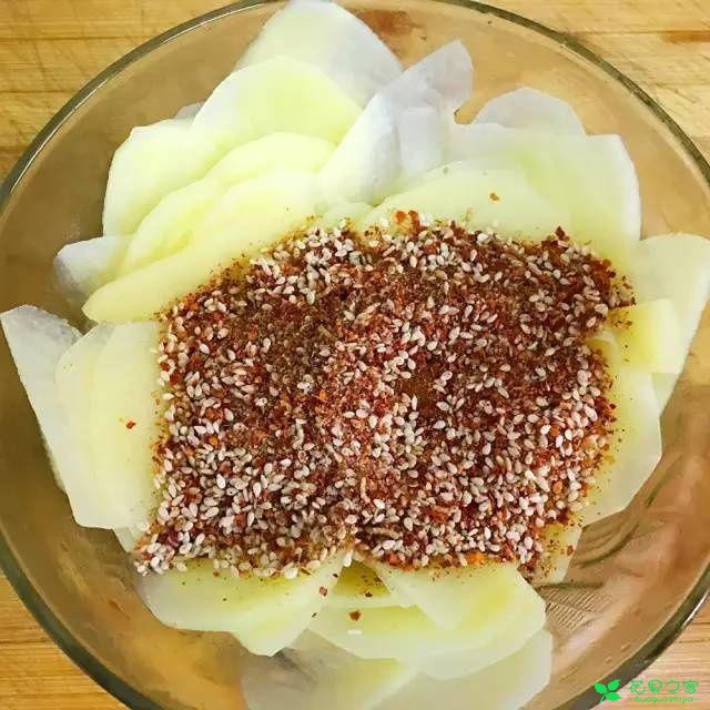 土豆片这么做，香辣适口，超下饭不说，老公孩子抢着吃 。。。