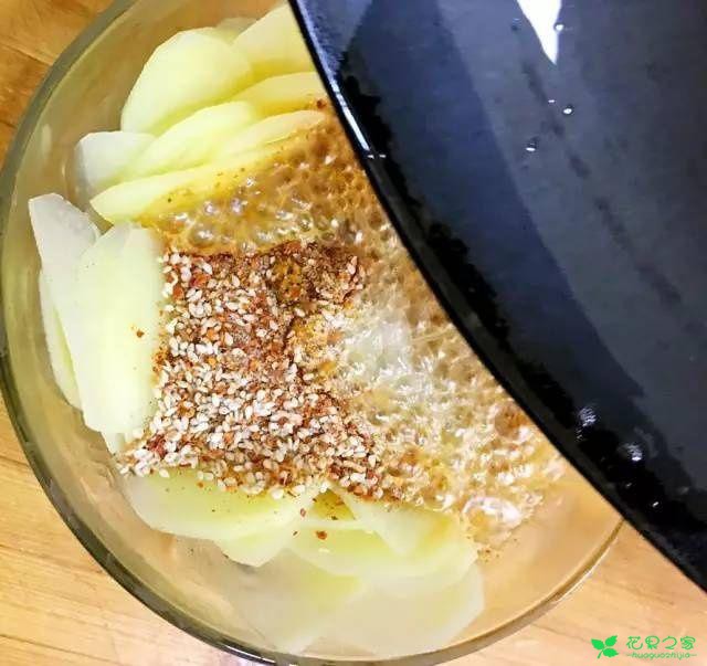土豆片这么做，香辣适口，超下饭不说，老公孩子抢着吃 。。。