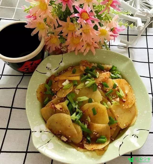 土豆片这么做，香辣适口，超下饭不说，老公孩子抢着吃 。。。