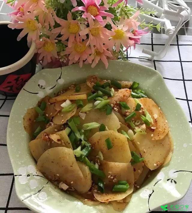 土豆片这么做，香辣适口，超下饭不说，老公孩子抢着吃 。。。