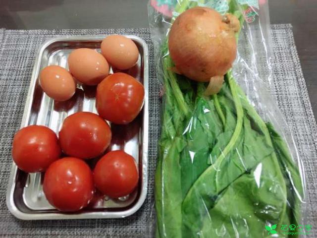 番茄波菜滑蛋汤，简朴家常菜新做法，味道不错哦