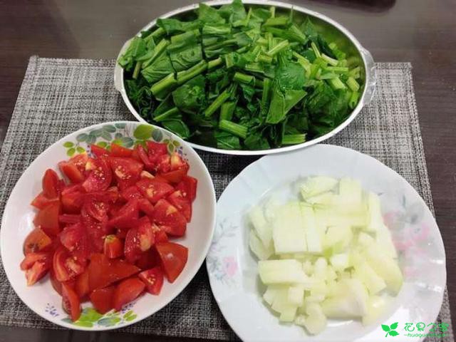 番茄波菜滑蛋汤，简朴家常菜新做法，味道不错哦