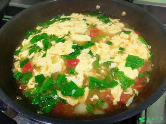 番茄波菜滑蛋汤，简朴家常菜新做法，味道不错哦